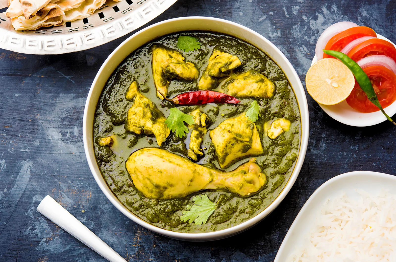 A plate of Palak Chicken with tender chicken in a vibrant spinach gravy.